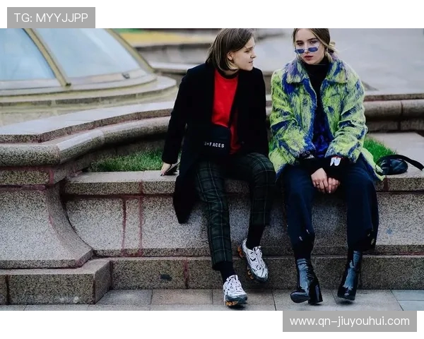 黑色潮流足球罩衫引领街头风尚 轻松搭配尽显运动与时尚魅力